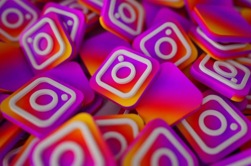 How to Use Instagram for Customer Service in 2023 | DMC